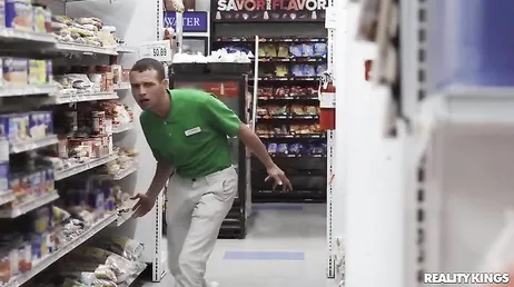 Das vollbusige, mollige Mädchen wird geil und fickt hart im Supermarkt.