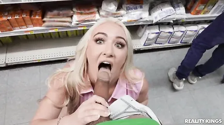 Das vollbusige, mollige Mädchen wird geil und fickt hart im Supermarkt.