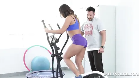 Toller Fick im Fitnessstudio, er kann dem Arsch der kleinen Schlampe nicht widerstehen.