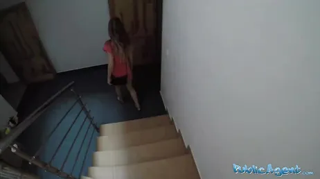 Se lhe oferecerem dinheiro, a garota com certeza comerá um bom pau.