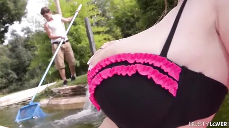 Je sais que le garçon de la piscine regarde mes seins et mon cul