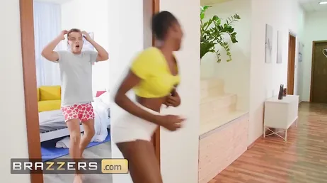 Er hat zwei offene Schlampen, mit denen er hart ficken kann.