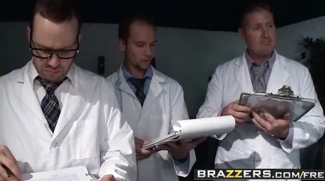 Les médecins voient comment Karlie Montana réagit au sexe.