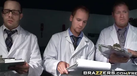 Les médecins voient comment Karlie Montana réagit au sexe.