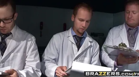 Les médecins voient comment Karlie Montana réagit au sexe.
