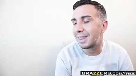 S'il y a quelque chose qu'elle aime, c'est qu'il la baise fort à quatre pattes.