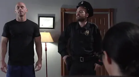 O criminoso acaba transando com a advogada peituda...