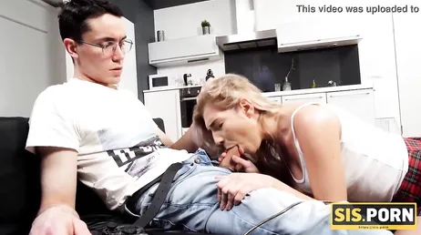 Ze gaat bovenop haar jongen zitten, zodat hij eindelijk aandacht aan haar besteedt!