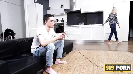 Ze gaat bovenop haar jongen zitten, zodat hij eindelijk aandacht aan haar besteedt!