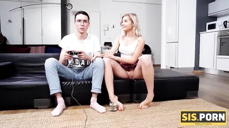 Ze gaat bovenop haar jongen zitten, zodat hij eindelijk aandacht aan haar besteedt!