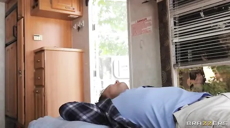 Trio porno con due ragazze molto calde in cerca di sesso..