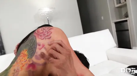 Tommy Gunn slår gudinnan Romi Rain väldigt hårt..