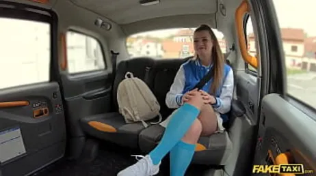 Die junge Frau wollte ihren Freund besuchen, doch das passiert im Taxi ...