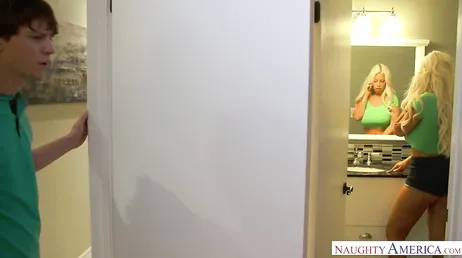 Pojken hallucinerar den busty blondinen Bridgette B..