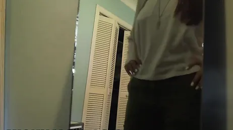 Mia Khalifa är överraskad av den svarta hanen Rico Strong..