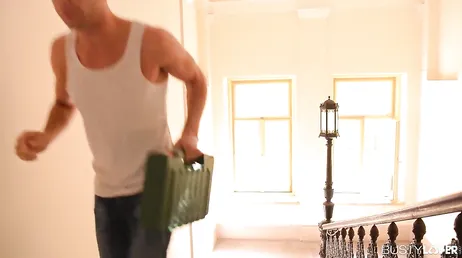 Den hunky killen knullar två slampiga blondiner, vilka slampor de är..