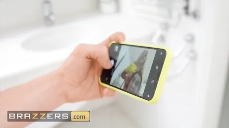 Blondie Fessers Titten sind so groß wie ihr Kopf!