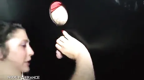 Zeer geile slet eet wat lullen in een gloriehole