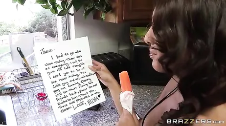 Elle couche avec le mécanicien pour qu'il puisse le laisser à moindre coût.