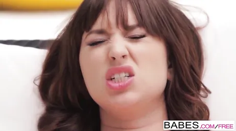 La bellissima Shay Laren si masturba per noi, oof!