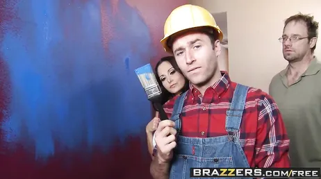 Ava Addams fängt an, den Arbeiter zu ficken, der ins Haus kommt.