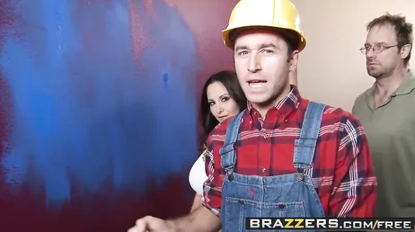Ava Addams fängt an, den Arbeiter zu ficken, der ins Haus kommt.