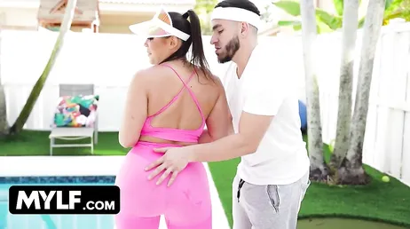 Baiser une brune au cul énorme, on adore ça..