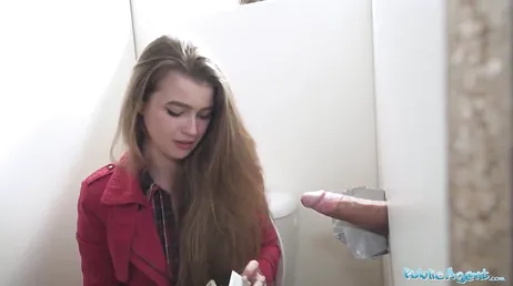 Eerste keer in een gloriehole en hij lijkt het erg leuk te vinden.
