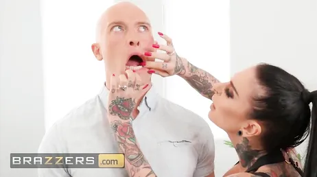 Joanna Angel likes it both in the pussy and in the ass.