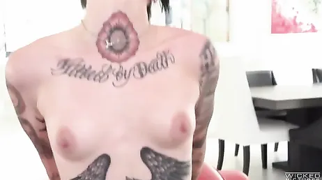 Ramon Nomar donne une critique à Nikki Hearts tatouée