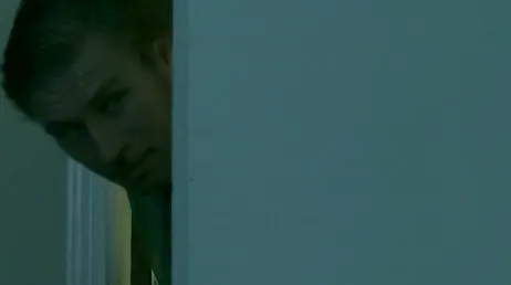 O marido dela chega atrasado do trabalho, mas eles começam a foder mesmo assim.