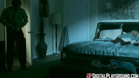 O marido dela chega atrasado do trabalho, mas eles começam a foder mesmo assim.