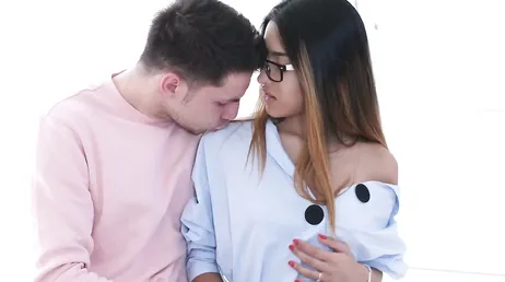 Le Mexicain se fait bouffer la chatte puis il lui baise tout le cul..