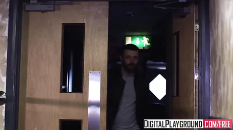 Vanessa Decker und Luke Hardy ficken hart auf einer Toilette.