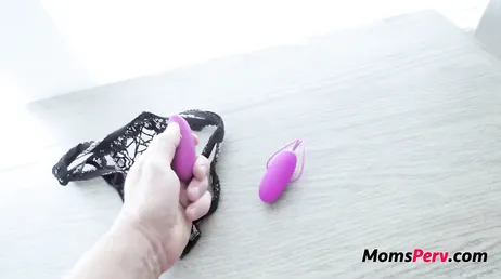 Nina Elle, parlant au téléphone portable tout en mangeant une bite..