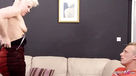 Je ne m'attendais pas à ce que le voisin d'à côté soit aussi macho et salope...