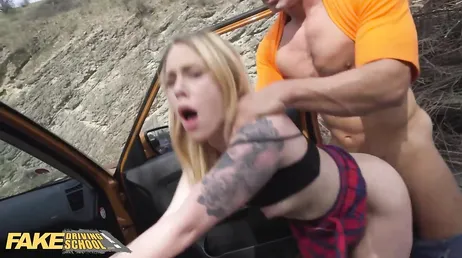 Se excita la veinteañera con lo guapo que es el instructor..