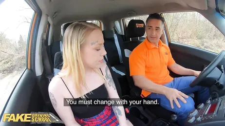 Se excita la veinteañera con lo guapo que es el instructor..