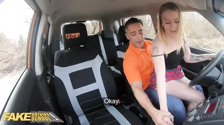 Se excita la veinteañera con lo guapo que es el instructor..