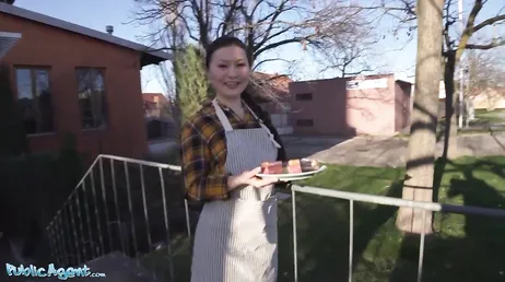 Eles oferecem dinheiro para a garçonete foder e ela aceita sem hesitar!