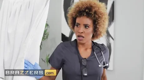 A doutora Demi Sutra fica maravilhada com o pau gostoso do paciente..