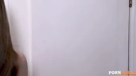 La mamma lascia entrare in casa due uomini che non conosce