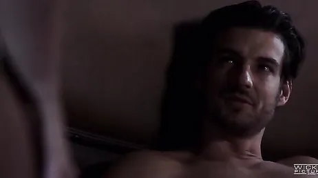 Ela não consegue dormir e vai para o namorado da filha, que tia!