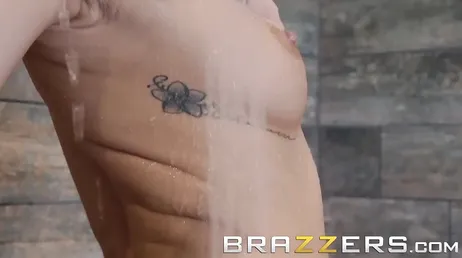 Waar de pik van Keiran Lee ook gaat, hij zou een dildo moeten afdoen.