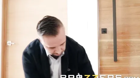 Waar de pik van Keiran Lee ook gaat, hij zou een dildo moeten afdoen.