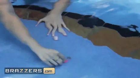 Quando due amici si arrapano e scopano duramente in piscina..