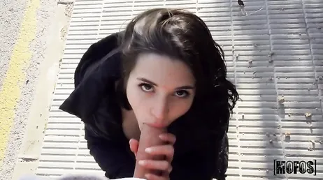 Geile Spaanse vrouw stuitert op de goede pik van Jordi ENP