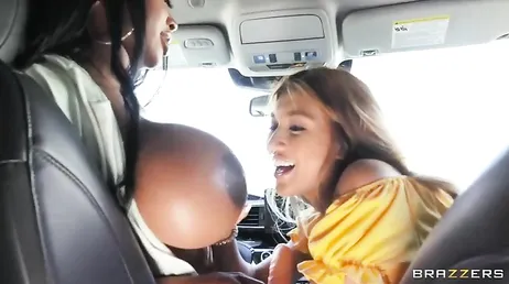 Ces deux lesbiennes s'embrassent dans la voiture et finissent par baiser..