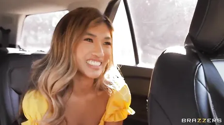 Ces deux lesbiennes s'embrassent dans la voiture et finissent par baiser..