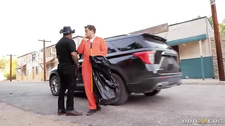 Ces deux lesbiennes s'embrassent dans la voiture et finissent par baiser..